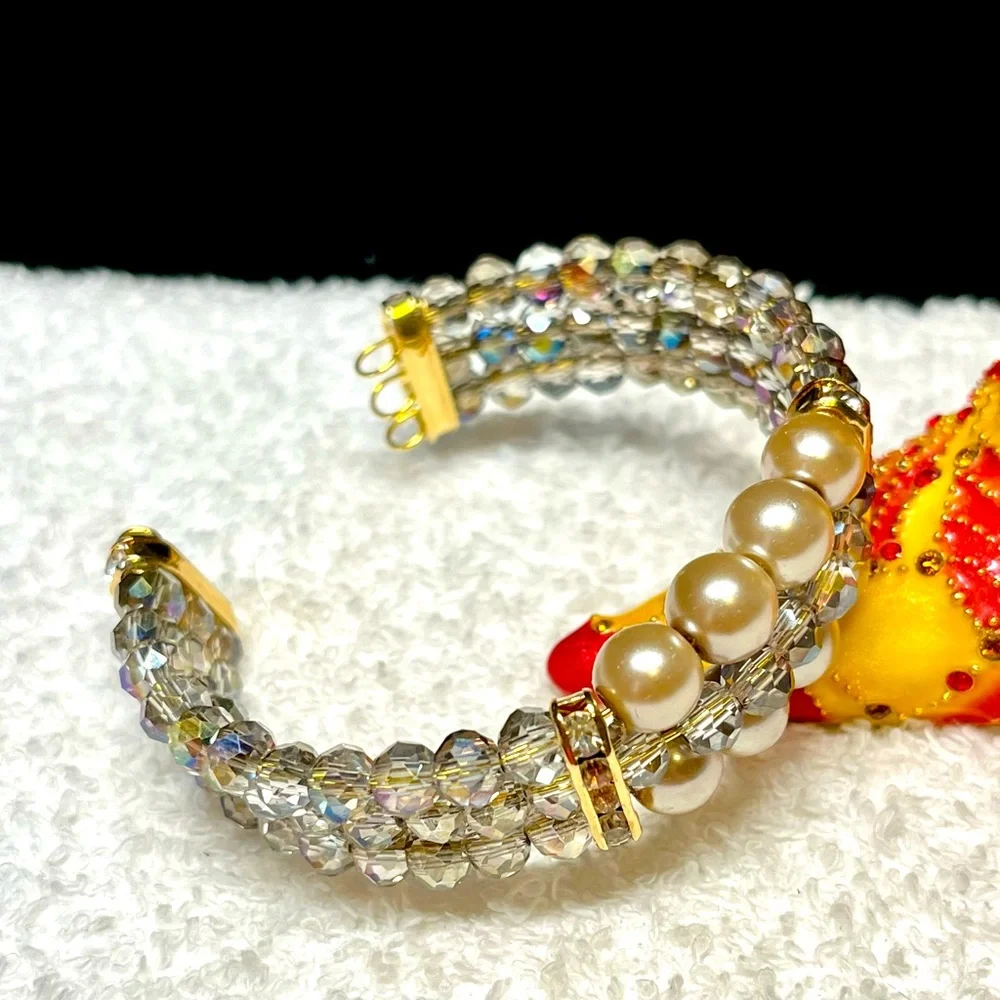 Gorgeous elegant old world charm cuff bangle - Picture 4 of 9